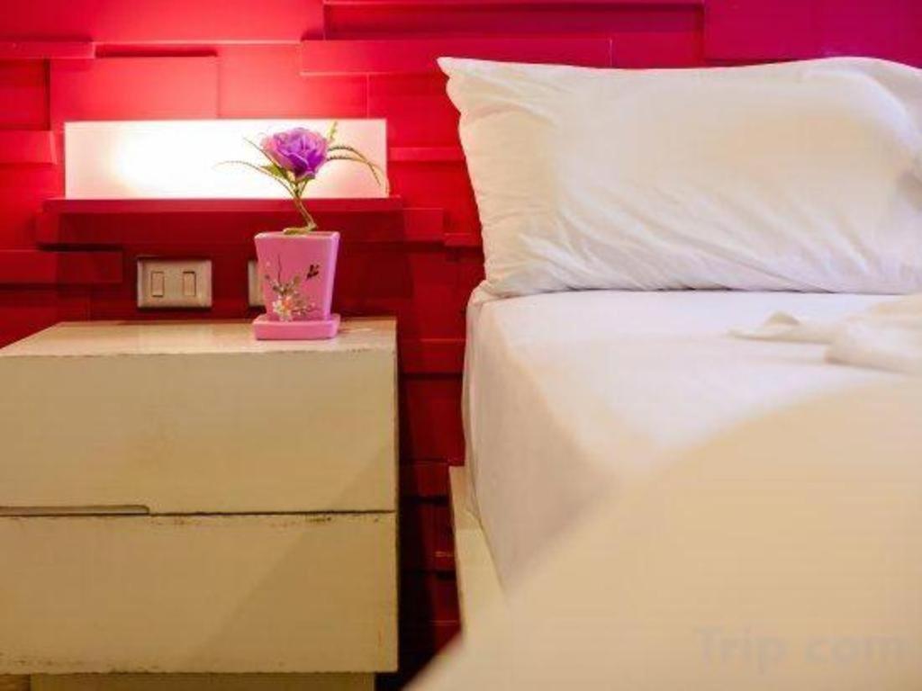 Oyo 292 The Oddy Hip Hotel Patong Dış mekan fotoğraf